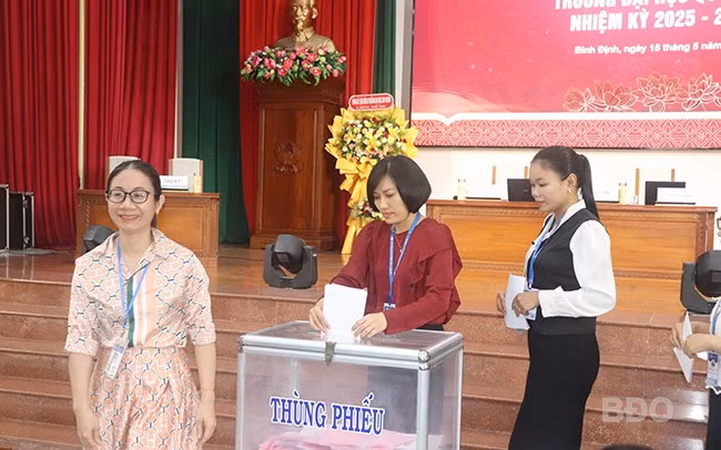 Các đại biểu tiến hành bỏ phiếu kín bầu thành viên Hội đồng trường nhiệm kỳ 2025 - 2030. Ảnh: H.Đ