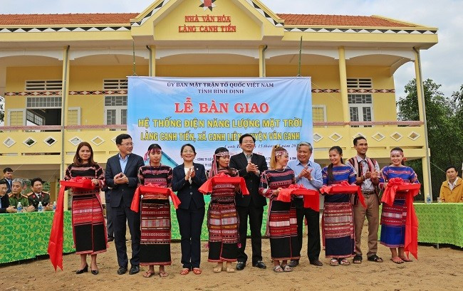 Bí thư Tỉnh ủy Hồ Quốc Dũng (giữa) và lãnh đạo tỉnh, lãnh đạo huyện Vân Canh cắt băng khánh thành Công trình điện năng lượng mặt trời bàn giao cho làng Canh Tiến, xã Canh Liên, huyện Vân Canh. Ảnh: M.L Bí thư Tỉnh ủy Hồ Quốc Dũng (giữa) và lãnh đạo tỉnh, lãnh đạo huyện Vân Canh cắt băng khánh thành Công trình điện năng lượng mặt trời bàn giao cho làng Canh Tiến, xã Canh Liên, huyện Vân Canh. Ảnh: M.L