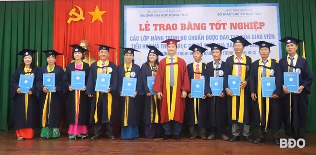 Sở GD&ĐT phối hợp với Trường ĐH Đồng Tháp trao bằng tốt nghiệp cho 130 giáo viên. Ảnh: H.T. ĐIỂM