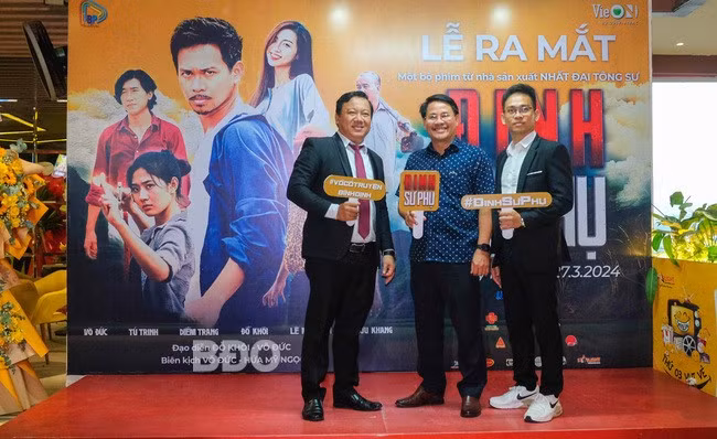 Nhà báo Trần Thanh Hải, Tổng biên tập Báo Bình Định dự buổi ra mắt và chụp ảnh lưu niệm cùng ê-kíp làm phim Đinh sư phụ. Ảnh: NGỌC NHUẬN