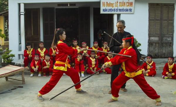 Nghệ nhân Ưu tú, võ sư Lê Xuân Cảnh truyền dạy võ cho các môn sinh. Ảnh: NVCC Nghệ nhân Ưu tú, võ sư Lê Xuân Cảnh truyền dạy võ cho các môn sinh. Ảnh: NVCC