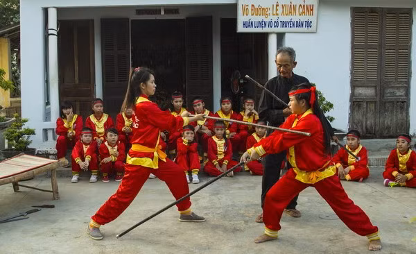 Nghệ nhân Ưu tú, võ sư Lê Xuân Cảnh truyền dạy võ cho các môn sinh. Ảnh: NVCC