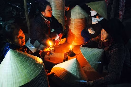 Một góc chợ đêm nón lá Cát Tân. Một góc chợ đêm nón lá Cát Tân.