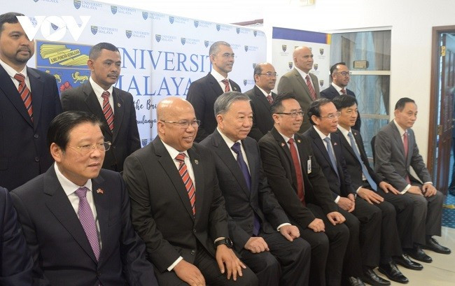 Tổng Bí thư Tô Lâm cùng đoàn đại biểu Việt Nam chụp ảnh chung tại trường Đại học Malaya, Malaysia