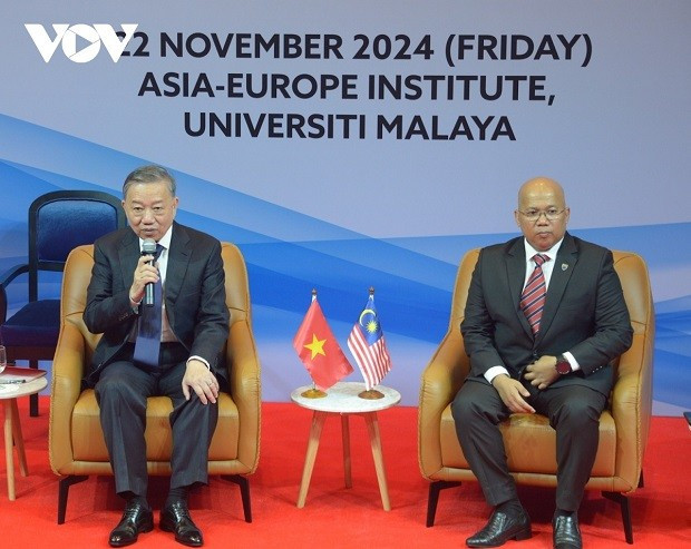 Tổng Bí thư trả lời các câu hỏi do các giáo sư và sinh viên nhà trường đặt ra