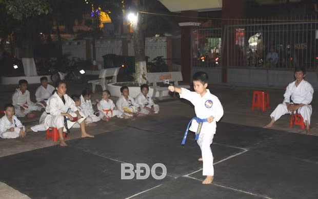 Điểm tập luyện karatedo của HLV Hoàng Minh Việt được duy trì, phát huy hiệu quả tại Trường Tiểu học Ngô Mây (TP Quy Nhơn).