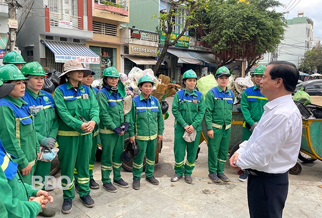 Phó Chủ tịch Thường trực UBND tỉnh Nguyễn Tuấn Thanh (bìa phải) thăm hỏi, động viên công nhân đang làm việc tại đường Ỷ Lan (TP Quy Nhơn). Ảnh: HẢI YẾN