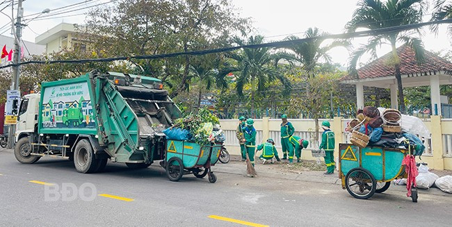 Công nhân Công ty CP Môi trường Bình Định đang làm việc tại đường Diên Hồng (TP Quy Nhơn). Ảnh: HẢI YẾN