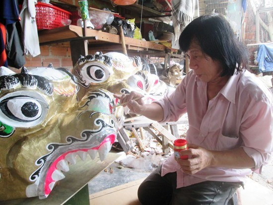 Anh Nguyễn Việt Điệp đang hoàn thiện sản phẩm lân, rồng cho mùa Trung thu năm nay. Anh Nguyễn Việt Điệp đang hoàn thiện sản phẩm lân, rồng cho mùa Trung thu năm nay.