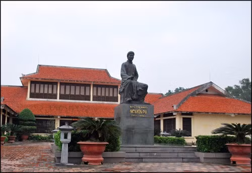 Tượng đài Nguyễn Du ở xã Tiên Điền, huyện Nghi Xuân, Hà Tĩnh