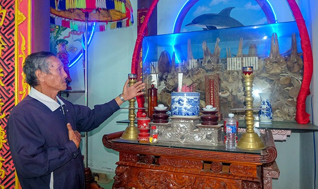 Những bộ cốt cá voi được thờ trong lăng. Ảnh: NGỌC NHUẬN Những bộ cốt cá voi được thờ trong lăng. Ảnh: NGỌC NHUẬN