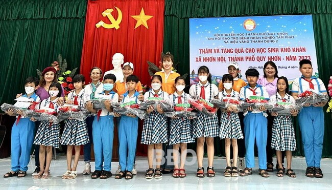Hội Khuyến học xã Nhơn Hội tích cực vận động nhà hảo tâm toàn tỉnh, trao học bổng tiếp sức học sinh hiếu học, có hoàn cảnh khó khăn. Ảnh: K.H