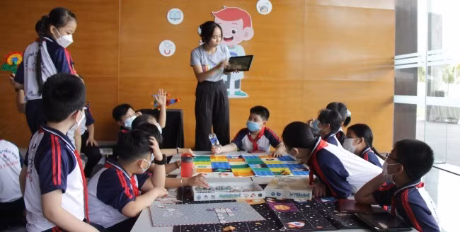 Học sinh tham gia “học mà chơi” tại Tổ hợp Không gian khoa học. Ảnh: TRỌNG LỢI.