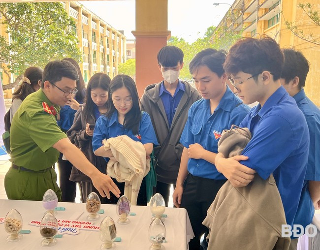 Cán bộ CA tỉnh thuyết minh về tác hại của các loại ma tuý với ĐVTN tại chương trình. Ảnh: D.L Cán bộ CA tỉnh thuyết minh về tác hại của các loại ma tuý với ĐVTN tại chương trình. Ảnh: D.L