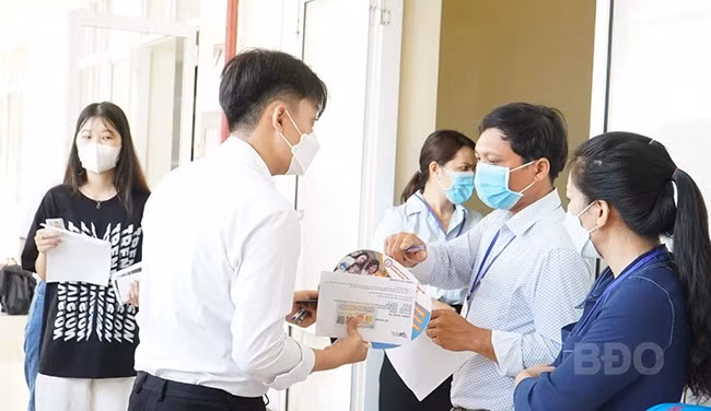 Thí sinh dự thi kỳ thi đánh giá năng lực ĐH Quốc gia TP Hồ Chí Minh tại Bình Định năm 2022 - điểm thi Trường ĐH Quang Trung.