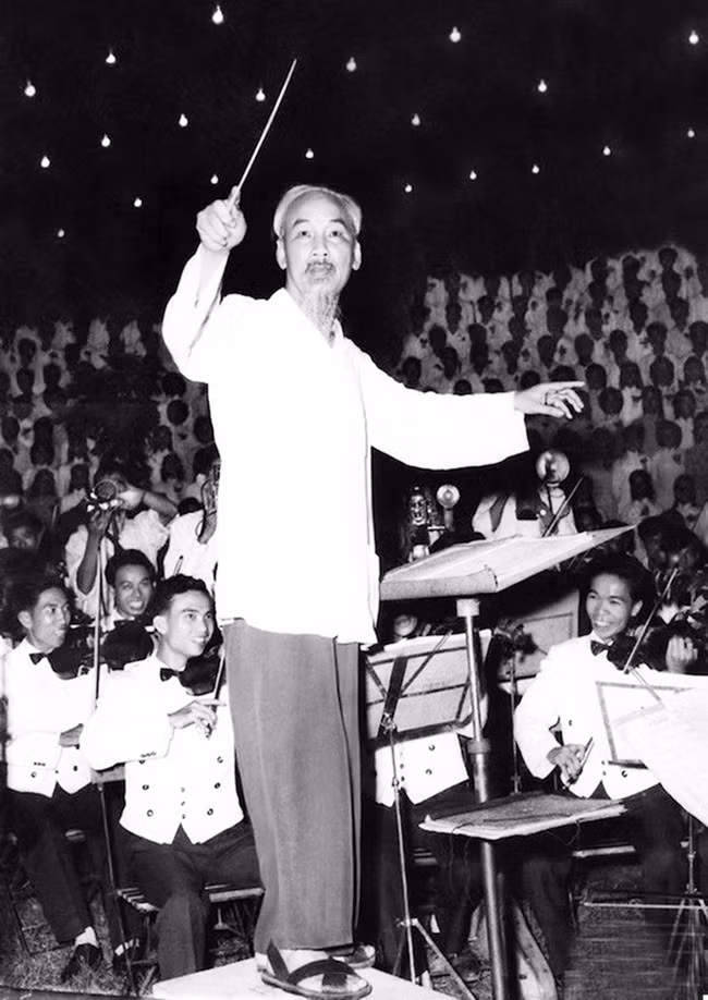 “Bác bắt nhịp bài ca Kết đoàn” tại chương trình văn nghệ quần chúng chào mừng thành công của Đại hội Đảng toàn quốc lần thứ III, tổ chức tại Công viên Bách Thảo, Hà Nội, tối 3.9.1960. Ảnh tư liệu “Bác bắt nhịp bài ca Kết đoàn” tại chương trình văn nghệ quần chúng chào mừng thành công của Đại hội Đảng toàn quốc lần thứ III, tổ chức tại Công viên Bách Thảo, Hà Nội, tối 3.9.1960. Ảnh tư liệu