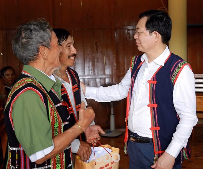 Bí thư Tỉnh ủy Hồ Quốc Dũng trò chuyện thân mật với người dân làng M6, xã Bình Tân, huyện Tây Sơn. Ảnh: ANH PHƯƠNG Bí thư Tỉnh ủy Hồ Quốc Dũng trò chuyện thân mật với người dân làng M6, xã Bình Tân, huyện Tây Sơn. Ảnh: ANH PHƯƠNG