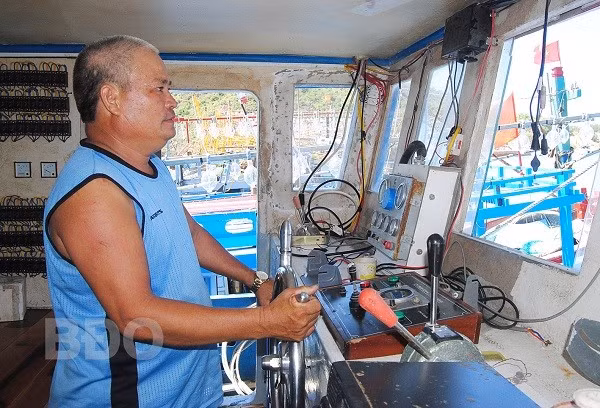 Tàu cá của ngư dân Bùi Văn Quang (xã Mỹ Thắng, huyện Phù Mỹ) ở cảng cá Đề Gi (Phù Cát) vào chiều 5.7. Tàu cá của ngư dân Bùi Văn Quang (xã Mỹ Thắng, huyện Phù Mỹ) ở cảng cá Đề Gi (Phù Cát) vào chiều 5.7.