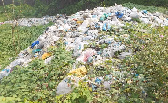 Túi nilon vứt bừa bãi lẫn trong các bãi rác, gây tác hại lâu dài cho môi trường.