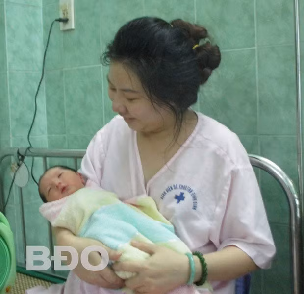 Cho con bú sữa mẹ là việc làm tốt cho sức khỏe và tình cảm của cả mẹ và bé.