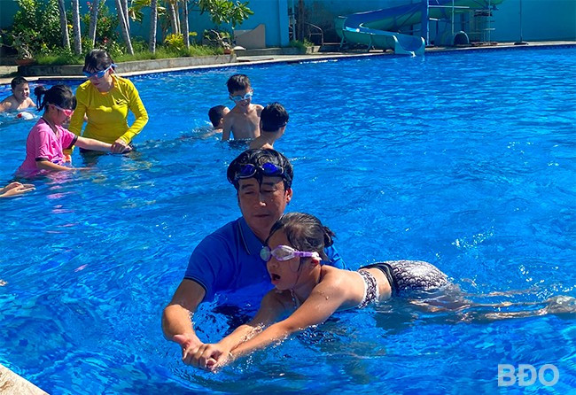 Lớp dạy bơi miễn phí ở TX An Nhơn luôn có 2 giáo viên quan sát, hướng dẫn cho các em. Ảnh: T.K Lớp dạy bơi miễn phí ở TX An Nhơn luôn có 2 giáo viên quan sát, hướng dẫn cho các em. Ảnh: T.K