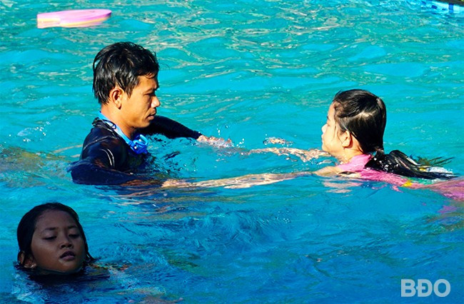 Thầy giáo tập bơi cho từng em ở lớp dạy bơi miễn phí tại huyện Vân Canh. Ảnh: T.K Thầy giáo tập bơi cho từng em ở lớp dạy bơi miễn phí tại huyện Vân Canh. Ảnh: T.K