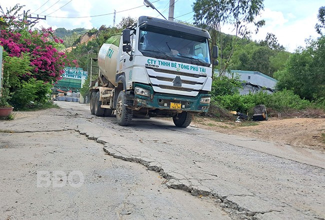 Hẻm 218 Trần Đại Nghĩa nhanh xuống cấp, mau bị hư hỏng do xe chở bê tông tải trọng lớn của Công ty TNHH Bê tông Phú Tài đi lại với tần suất cao. Ảnh: VĂN LƯU Hẻm 218 Trần Đại Nghĩa nhanh xuống cấp, mau bị hư hỏng do xe chở bê tông tải trọng lớn của Công ty TNHH Bê tông Phú Tài đi lại với tần suất cao. Ảnh: VĂN LƯU