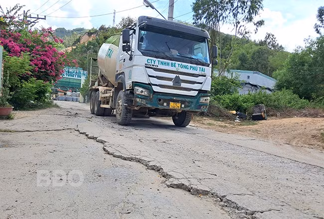 Hẻm 218 Trần Đại Nghĩa nhanh xuống cấp, mau bị hư hỏng do xe chở bê tông tải trọng lớn của Công ty TNHH Bê tông Phú Tài đi lại với tần suất cao. Ảnh: VĂN LƯU