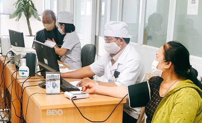 Ngành y tế khuyến cáo người dân cần đến cơ sở y tế để được thăm khám, điều trị, không tự ý mua thuốc điều trị cúm khi chưa có chỉ định của bác sĩ. - Trong ảnh: Bệnh nhân mắc bệnh đường hô hấp đến khám tại BVĐK khu vực Bồng Sơn. Ảnh: M.H