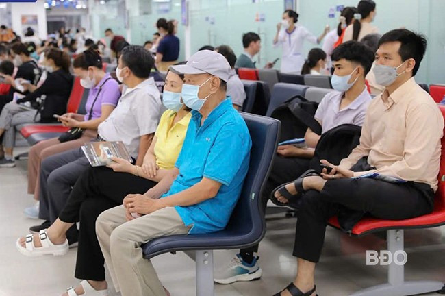 Ngành y tế khuyến cáo người dân cần đến cơ sở y tế để được thăm khám, điều trị, không tự ý mua thuốc điều trị cúm khi chưa có chỉ định của bác sĩ. - Trong ảnh: Bệnh nhân mắc bệnh đường hô hấp đến khám tại BVĐK khu vực Bồng Sơn. Ảnh: M.H