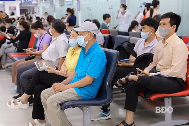 Ngành y tế khuyến cáo người dân cần đến cơ sở y tế để được thăm khám, điều trị, không tự ý mua thuốc điều trị cúm khi chưa có chỉ định của bác sĩ. - Trong ảnh: Bệnh nhân mắc bệnh đường hô hấp đến khám tại BVĐK khu vực Bồng Sơn. Ảnh: M.H