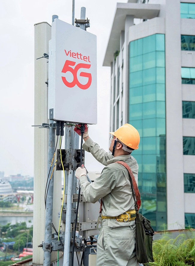 Viettel Bình Định lắp đặt, triển khai trạm 5G. Ảnh: DNCC Viettel Bình Định lắp đặt, triển khai trạm 5G. Ảnh: DNCC