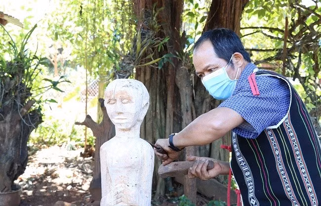 Những nghệ nhân tạc tượng phải rất tỉ mỉ, khéo léo để có thể thổi hồn vào bức tượng do mình làm ra. (Ảnh: Hồng Điệp/TTXVN)