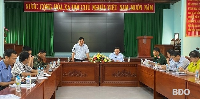 Giám đốc Sở NN&PTNT Trần Văn Phúc đề nghị lãnh đạo huyện An Lão sớm có những giải pháp tránh nguy cơ sạt lở cao ở một số khu vực trên địa bàn. Ảnh: N.T Giám đốc Sở NN&PTNT Trần Văn Phúc đề nghị lãnh đạo huyện An Lão sớm có những giải pháp tránh nguy cơ sạt lở cao ở một số khu vực trên địa bàn. Ảnh: N.T