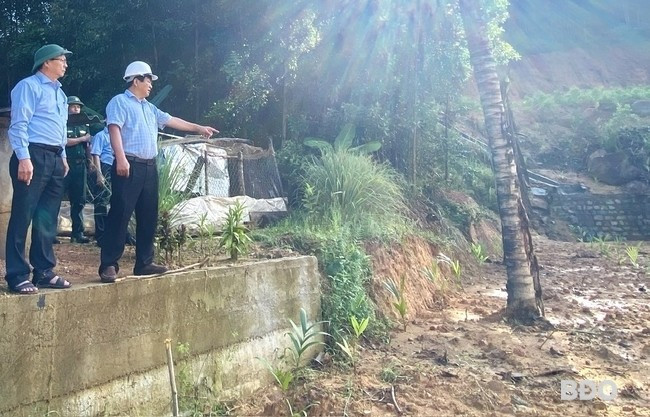 Giám đốc Sở NN&PTNT Trần Văn Phúc bày tỏ lo ngại về nguy cơ sạt lở đất khi có mưa bão tại thôn Trà Cong thuộc xã An Hòa, huyện An Lão. Ảnh: N.T Giám đốc Sở NN&PTNT Trần Văn Phúc bày tỏ lo ngại về nguy cơ sạt lở đất khi có mưa bão tại thôn Trà Cong thuộc xã An Hòa, huyện An Lão. Ảnh: N.T