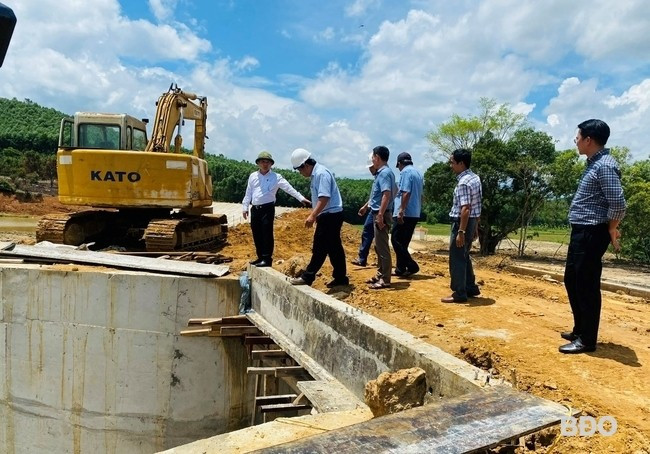 Các thành viên của Tổ cùng lãnh đạo huyện Hoài Ân kiểm tra tiến độ thi công tại hồ chứa Cây Điều trên địa bàn. Ảnh: N.T Các thành viên của Tổ cùng lãnh đạo huyện Hoài Ân kiểm tra tiến độ thi công tại hồ chứa Cây Điều trên địa bàn. Ảnh: N.T