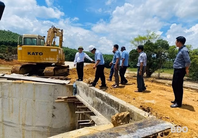 Các thành viên của Tổ cùng lãnh đạo huyện Hoài Ân kiểm tra tiến độ thi công tại hồ chứa Cây Điều trên địa bàn. Ảnh: N.T