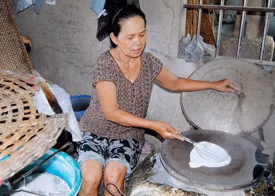 Một hộ dân làm nghề sản xuất bánh tráng theo phương pháp thủ công ở thôn Trường Cửu.