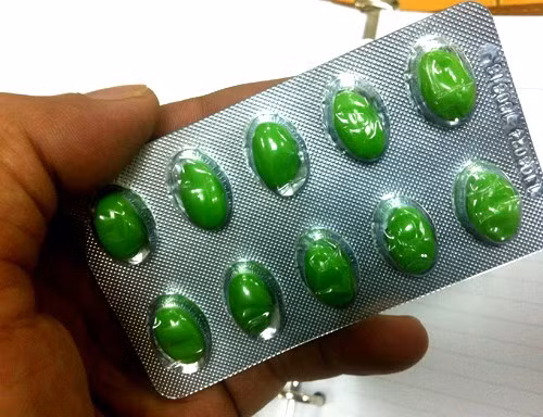 Thuốc ho Recotus được phát hiện trong cặp học sinh. Ảnh: Thiên Chương