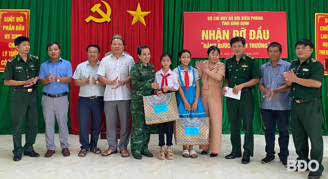 Nhận đỡ đầu hai học sinh tại Đồn Biên phòng Cát Khánh. Ảnh: T.B Nhận đỡ đầu hai học sinh tại Đồn Biên phòng Cát Khánh. Ảnh: T.B