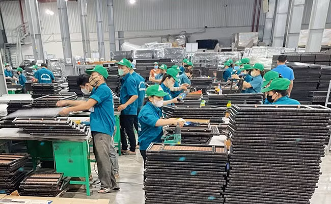 Công nhân đang làm việc tại nhà máy Hoàng Giang - Phước Thành 2. Ảnh: HẢI YẾN