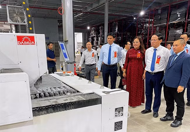 Chủ tịch UBND tỉnh Phạm Anh Tuấn (thứ 2 từ phải sang) cùng lãnh đạo huyện đi tham quan nhà máy. Ảnh: HẢI YẾN