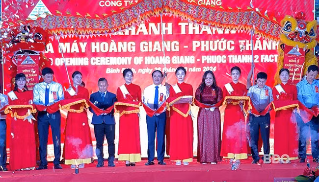 Cắt băng khánh thành nhà máy Hoàng Giang - Phước Thành 2. Ảnh: HẢI YẾN