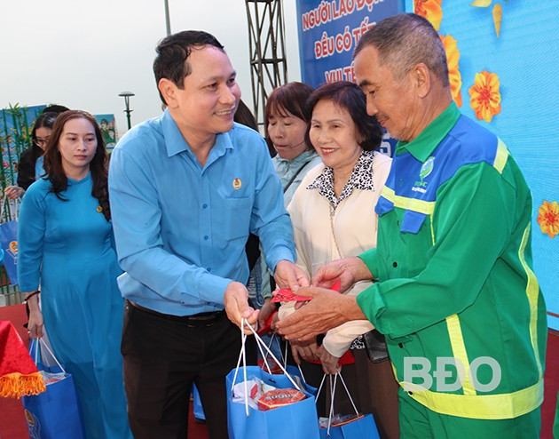Chủ tịch LĐLĐ tỉnh Hà Duy Trung tặng quà cho đoàn viên, người lao động, chiều 11.1. Ảnh: H.THU