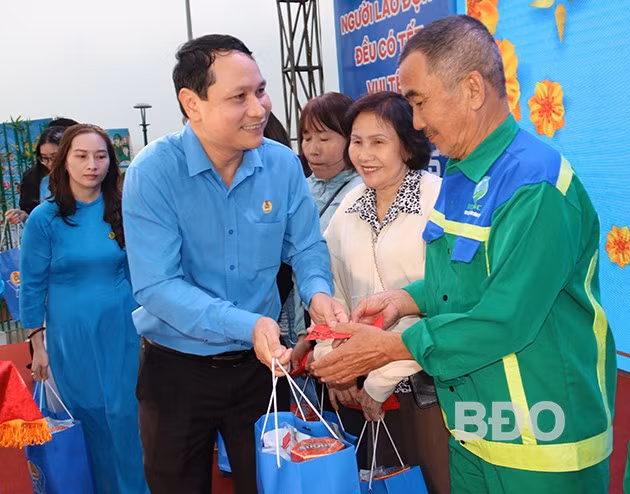 Chủ tịch LĐLĐ tỉnh Hà Duy Trung tặng quà cho đoàn viên, người lao động, chiều 11.1. Ảnh: H.THU