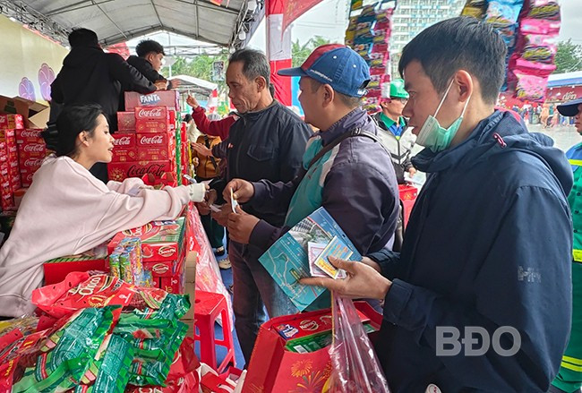Người lao động nhận quà và mua sắm thêm các mặt hàng tiêu dùng với giá ưu đãi tại Chợ Tết Công đoàn, chiều 11.1. Ảnh: H.THU
