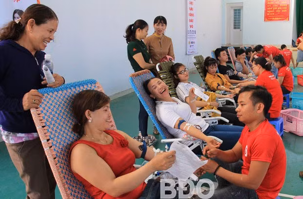 Việc nâng thể tích hiến máu trong thời gian tới của Bình Định sẽ không quá khó khi được tuyên truyền, vận động đúng cách. - Trong ảnh: Người dân huyện Hoài Nhơn tham gia hiến máu tình nguyện tại Hành trình đỏ năm 2018.