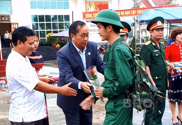 Lãnh đạo huyện An Lão tặng hoa động viên TN trước khi lên đường nhập ngũ.