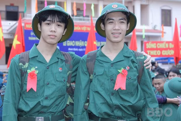 Hai anh em song sinh Nguyễn Quốc Bảo và Nguyễn Quốc Hưng vui vẻ cùng lên đường nhập ngũ.