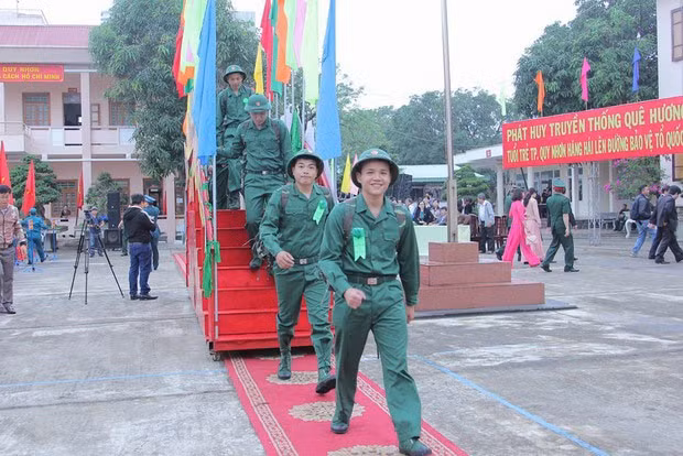 Thanh niên TP Quy Nhơn bước qua cầu vinh quang hăng hái lên đường nhập ngũ.